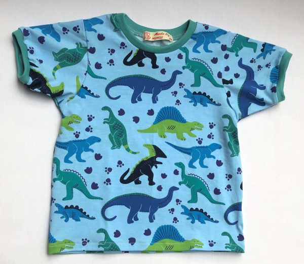 Lyseblaa-t-shirt-med-dinosaurer-korte-aarmer-95-proc.-bomuld-5-proc.-elastan