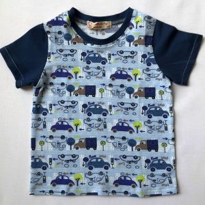Lyseblaa-t-shirt-med-biler-oeko-tex-bomuld-elastan