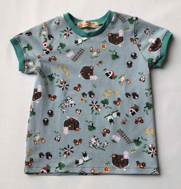 T-shirt-lys-blaagraa-med-bondegaardsmotiver-oeko-tex-94-proc.-bomuld-6-proc.-elastan