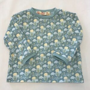 Bluse-lyseblaa-med-skovmotiv-oeko-tex-bomuld-elastan