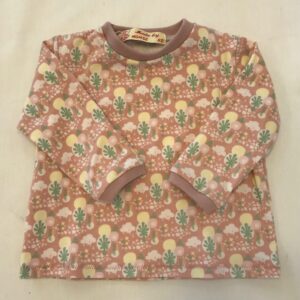 Bluse-lyseroed-med-skovmotiv-oeko-tex-bomuld-elastan