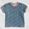 T-shirt-med-dinos-jeansblaa-med-rosa-rib-oeko-tex-95-5-bomuld-elastan