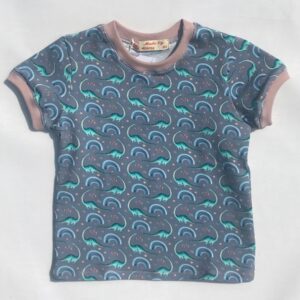 T-shirt-med-dinos-jeansblaa-med-rosa-rib-oeko-tex-95-5-bomuld-elastan