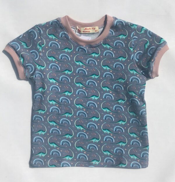 T-shirt-med-dinos-jeansblaa-med-rosa-rib-oeko-tex-95-5-bomuld-elastan
