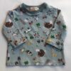 T-shirt-med-lange-aermer-lys-graa-med-bondegaardsmotiv-95-5bomuld-elastan