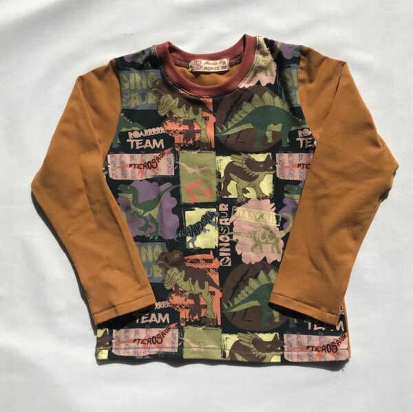 T-shirt-med-dinosaurer-sennepsgul-aermer-og-ryg-oeko-tex-bomuld-elastan