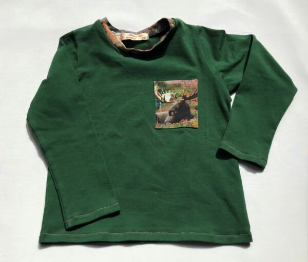 T-shirt-oekologisk-moerkegroen-med-jagtmotiv-bomuld-elastan
