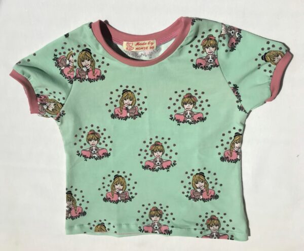 Sommerbluse-mintgroen-med-piger-og-hunde-oeko-tex-95-5-bomuld-elastan
