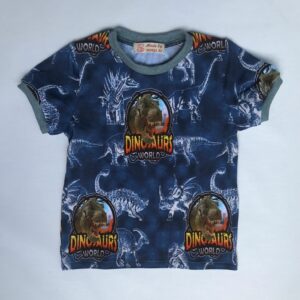 T-shirt-med-dinosaurer-blaa-oeko-tex-95-5-bomuld-elastan