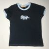 T-shirt-marineblaa-med-dinoapplikation-korte-aermer-oekologisk-jersey