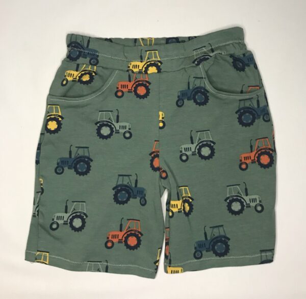 Shorts-groen-med-traktorer-oeko-tex-bomuld-elastan