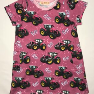Pink-kjole-med-traktorer-95-5-bomuld-elastan