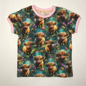 T-shirt-med-glade-koeer-groen-oekologisk-bomuld-elastan