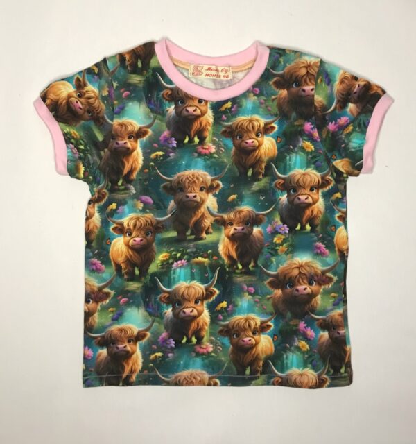 T-shirt-med-glade-koeer-groen-oekologisk-bomuld-elastan