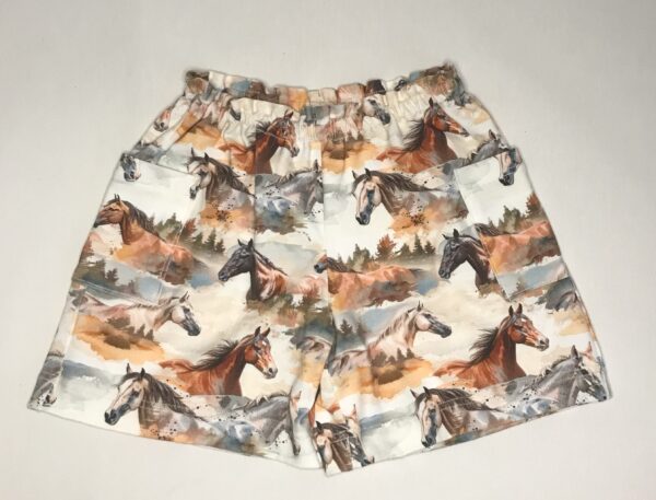 Shorts-med-heste-off-white-oekologisk-bomuld-elastan