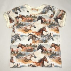T-shirt-med-heste-off-white-oekologisk-bomuld-elastan